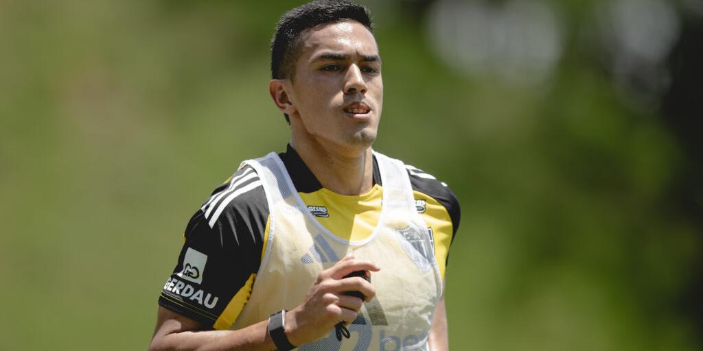 Cuello voltou a trabalhar com bola sob supervisão da fisioterapia (Pedro Souza)