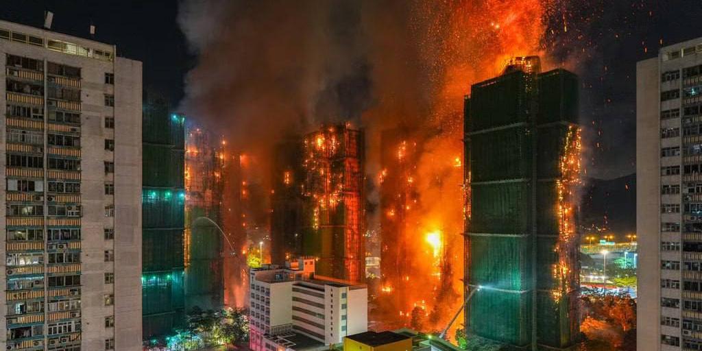 O incêndio, considerado o mais letal na cidade em três décadas, continua sendo combatido pelo segundo dia consecutivo (Reprodução/X)