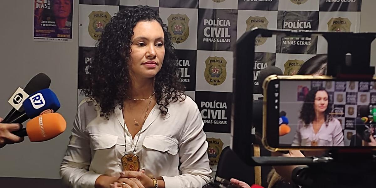 A delegada Mellina Clemente apresenta detalhes da prisão do estrangeiro suspeito de abusar sexualmente da própria esposa em situação de extrema vulnerabilidade, em Nova Lima (PCMG/Divulgação)