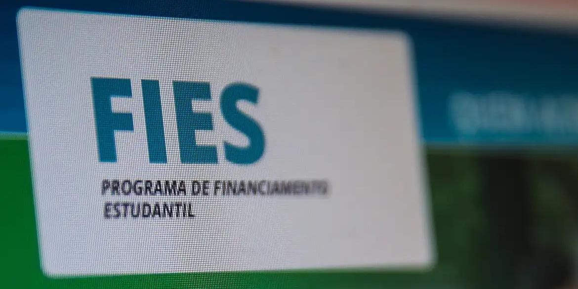 O Fies é o programa federal que concede financiamento a estudantes de baixa renda de cursos de graduação, em instituições de educação superior privadas (Marcello Casal Jr/Agência Brasil)