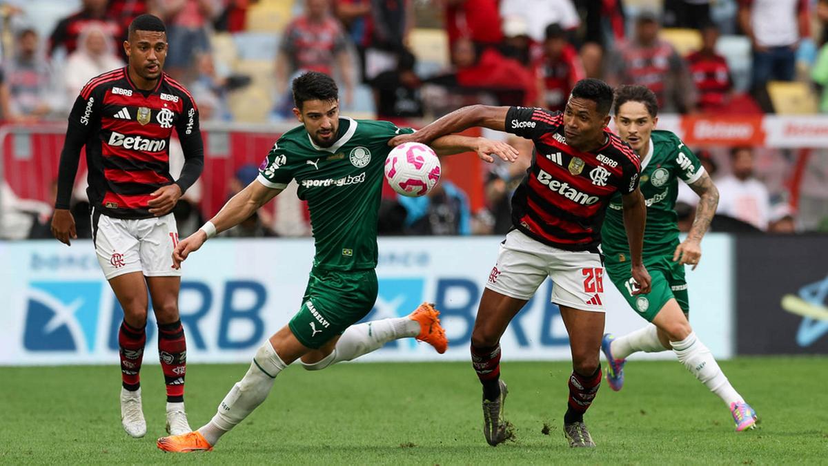 O jogador Flaco López disputa bola com o jogador do Flamengo, durante partida válida pelo Campeonato Brasileiro ((Foto: Cesar Greco/Palmeiras))