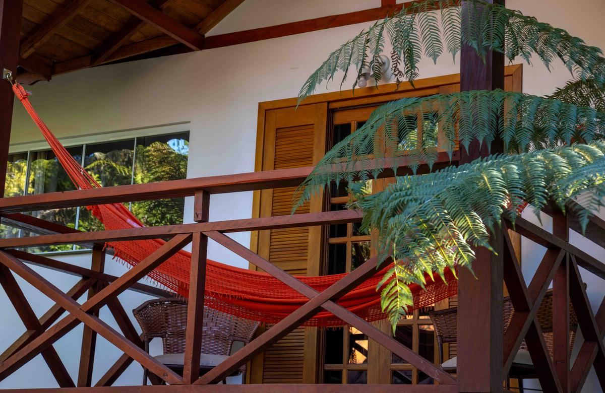 Hospedagens com varandas privativas e vista para a natureza proporcionam descanso e contato direto com o verde em Monte Verde (Marcio Masulino)