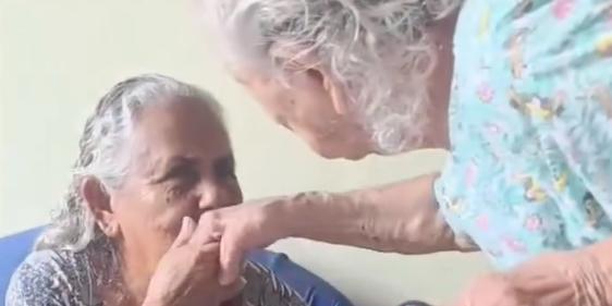 Depois de sete anos sem se verem, Dona Odete, de 105 anos, presenteou a filha Ruth de 85 (Foto: Reprodução/ Redes sociais)