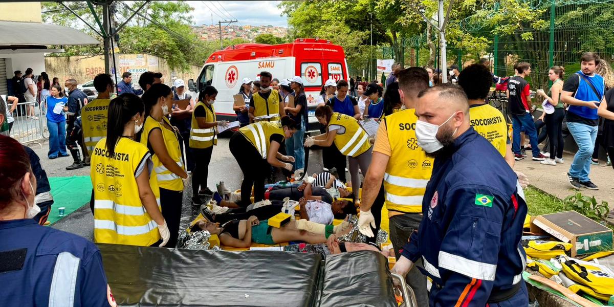 Simulado reuniu pelo menos 32 “vítimas” de queda de uma aeronave de pequeno porte, com falsos ferimentos graves e risco de morte (Stephanie Mendes/ PBH)