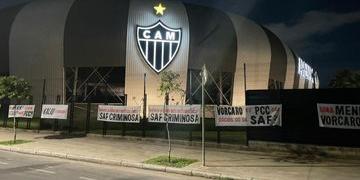 Faixas foram estampadas na Arena MRV na madrugada deste sábado (29) (Reprodução/ Redes Sociais)
