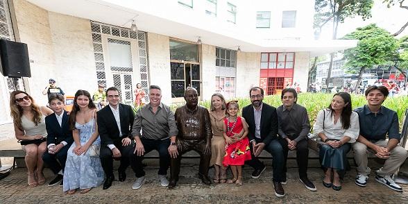 Escultura retrata Fuad sentado em um banco, usando o tradicional suspensório que se tornou marca registrada do político (Júnia Garrido/ PBH)