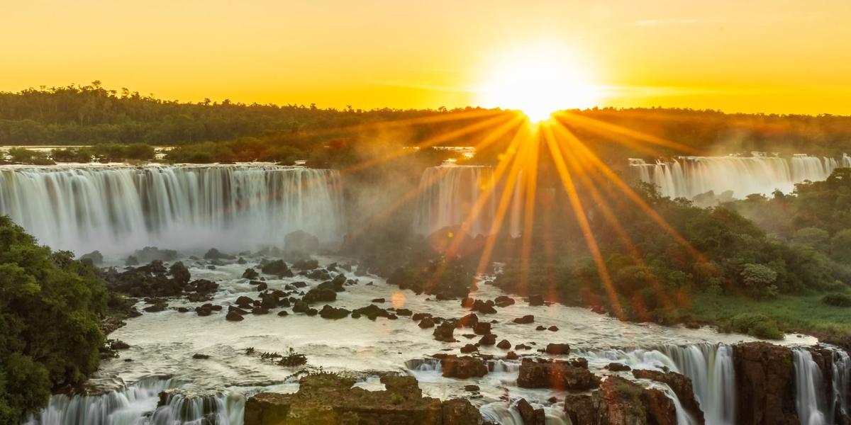 Cataratas do Iguaçu iluminadas ganham programação especial de Natal, com musical e atrações até 26 de dezembro (Urbia Cataratas/Parque Nacional do Iguaçu)