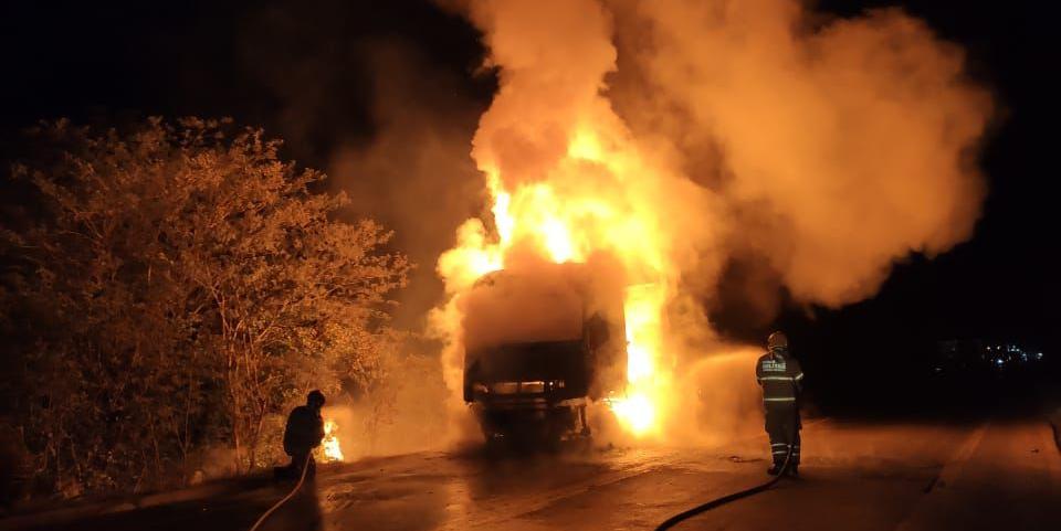 Carreta é tomada pelo fogo na BR-251, em Francisco Sá, no Norte de Minas (Divulgação/ CBMMG)