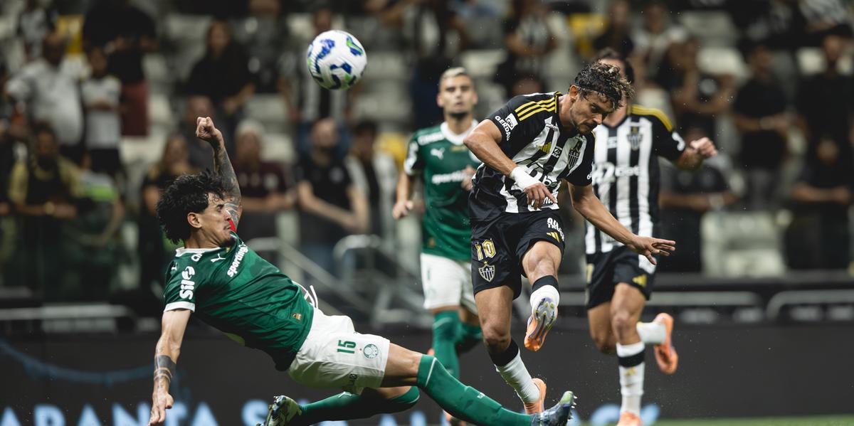 Meia voltou ao time como titular, mas pouco produziu na partida (Foto: Pedro Souza / Atlético)