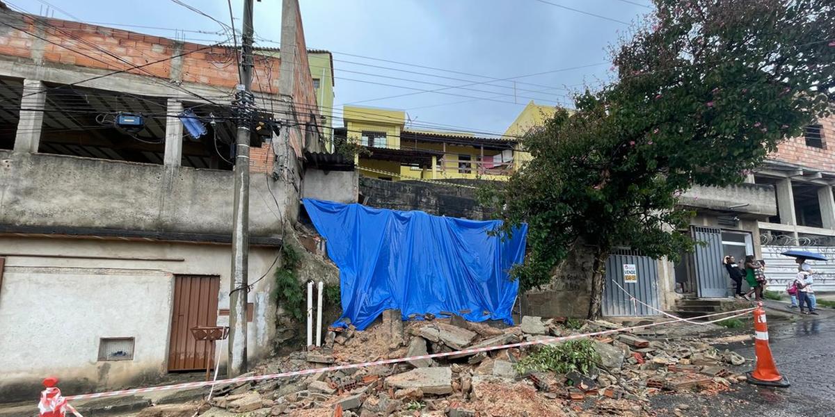 Muro de arrimo desabou após fortes chuvas na noite de terça-feira (2) (Valéria Marques/ Hoje em Dia)