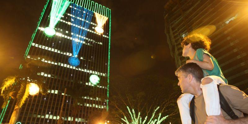 Em clima de Copa do Mundo, avenida Barbacena ganha decoração natalina
