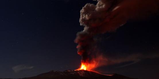 Erupção do maior vulcão ativo da Europa não alcançou o limite dos 2,8 mil metros de altitude do Vale do Leão (AFP)