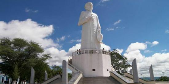 Estátua de Padre Cícero, em Juazeiro do Norte (Reprodução)