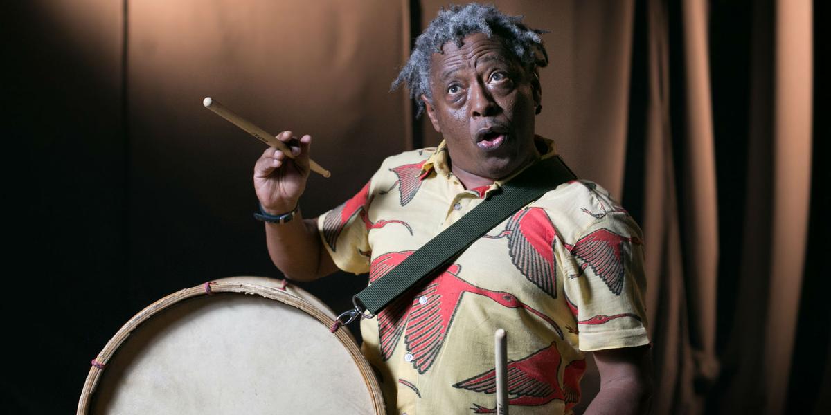 Dono de uma carreira profundamente enraizada na tradição afro-mineira, Tizumba é cantor, compositor, ator e percussionista (Luiza Villarroel)