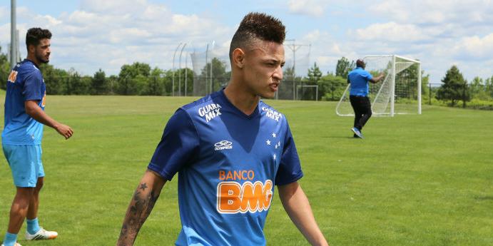 Neilton fica satisfeito com rendimento em estreia no Cruzeiro