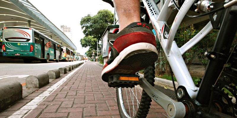 Ciclista foi socorrido pelos militares e conduzido para o Hospital Risoleta Neves (Flávio Tavares/Hoje em Dia)