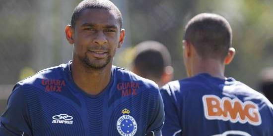(Rafael Donato briga pela titularidade na zaga celeste)