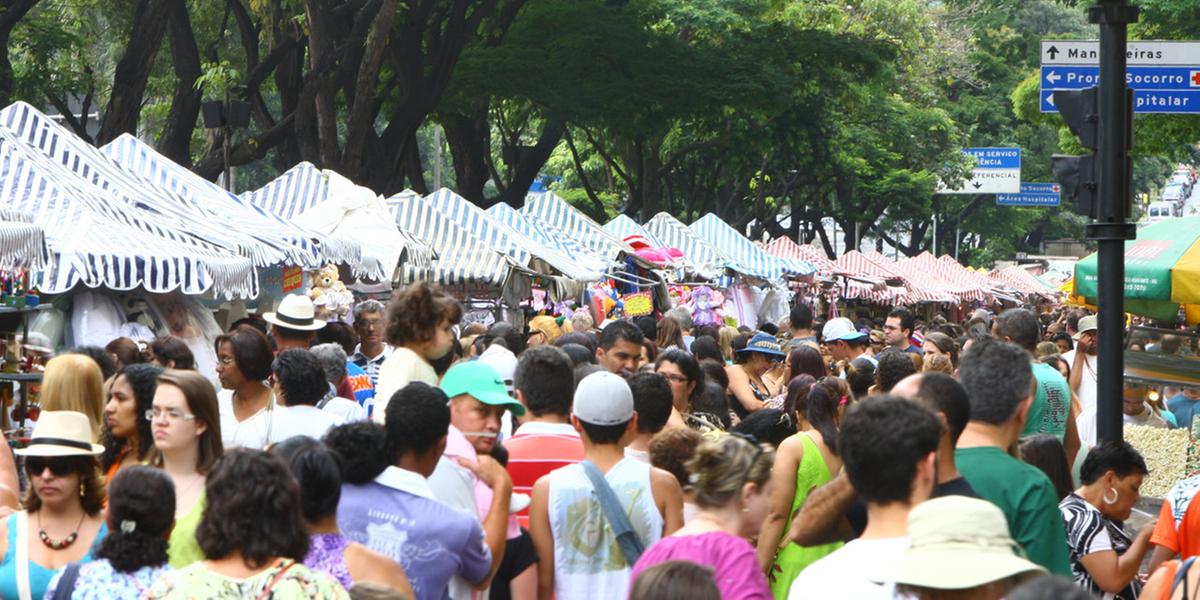 Feira Hippie, tradicionalmente realizada aos domingos na avenida Afonso Pena em Belo Horizonte (Wesley Rodrigues)