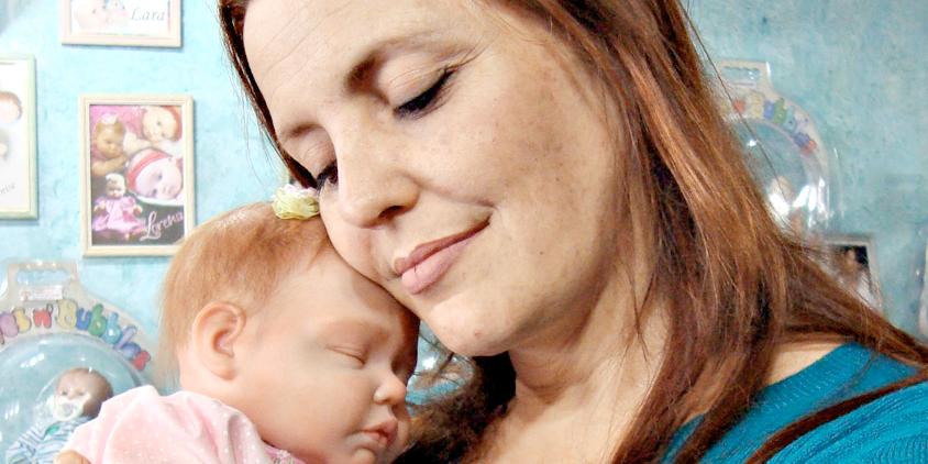 Maternidade de bonecas faz campanha de adoção de bebês hiper