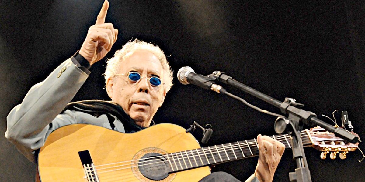 Segundo nota divulgada pelas redes sociais do cantor, ele passou por uma cirurgia e “chegou a acordar cantando 'Meu Nome é Gal', com toda a energia e bom humor que sempre teve"  (Dulce Helfer/divulgação)