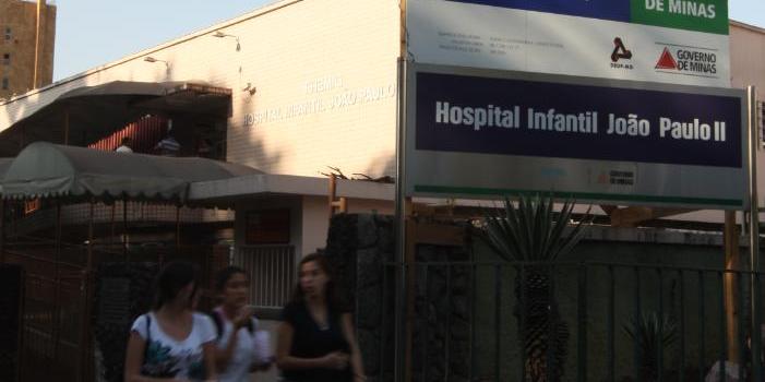 Fachada do Hospital Infantil João Paulo II, em BH: pacientes da UTI pediátrica foram transferidos temporariamente para a UTI do Hospital João XXIII para adequações ao sistema Tasy, segundo a Fhemig; sindicato diz que não houve comunicação formal prévia (Lucas Prates)
