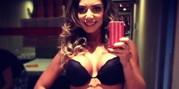 Apresentadora dá bom dia só de lingerie e provoca: Apresentadora dá bom dia só de lingerie e provoca: