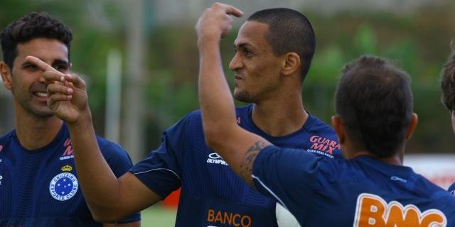 (Carlos Roberto)