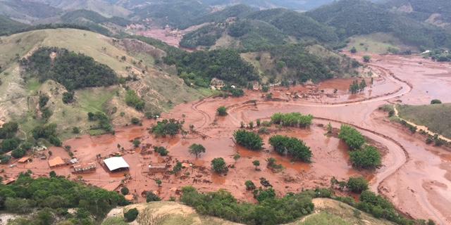 Tragédia em Mariana: rompimento da barragem de Fundão inundou dezenas de cidades e causou a morte de 19 pessoas em novembro de 2015 (Corpo de Bombeiros/Divulgação)