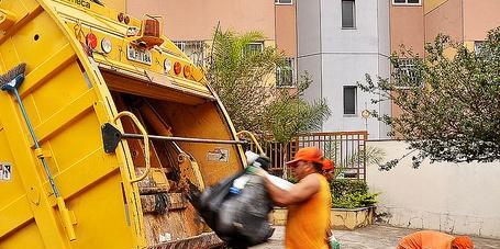 Lixo domiciliar vai ser recolhido até mesmo nas vias onde ocorrerão desfiles de blocos (Divulgação / SLU)