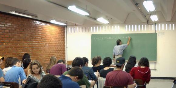 Este ano, programa disponibiliza mais de 112 mil bolsas para faculdade
 (Agência Brasil)