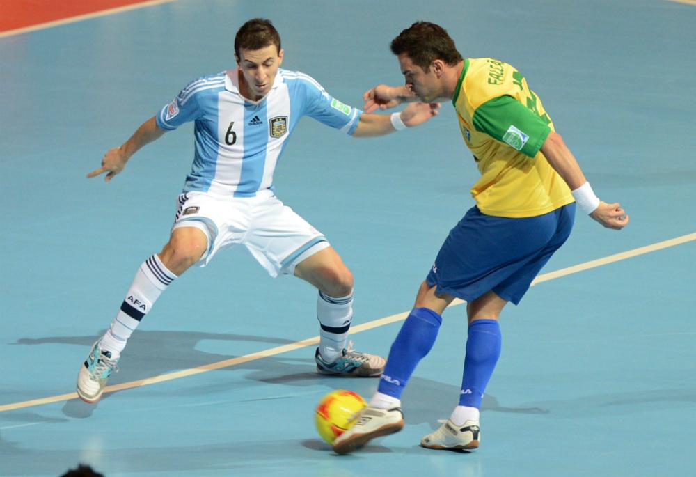 Manoel Tobias afirma que é o 'maior de todos os tempos' no futsal