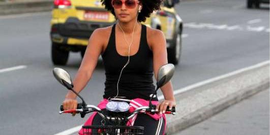  (Sheron Menezes passeia de bike elétrica na orla de Ipanema - Foto: André Freitas/Agnews)
