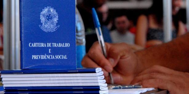 Interessados em assina a carteira de trabalho devem procurar os postos do Sine na capital (Marcello Casal Jr./ABr)