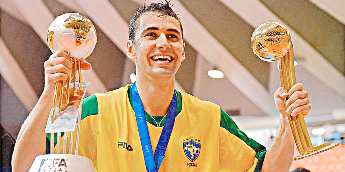 Melhor do mundo em 2012, mineiro Neto supera câncer e projeta retorno ao  futsal brasileiro