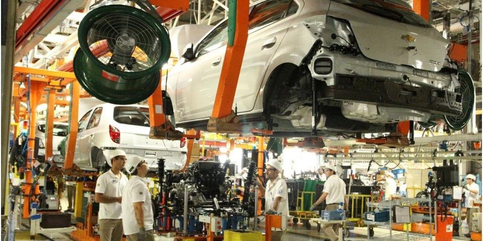Aqueles com sete anos ou mais de fábrica receberão cinco meses de salário, um carro Onix Hatch LS (GM do Brasil/Divulgação)