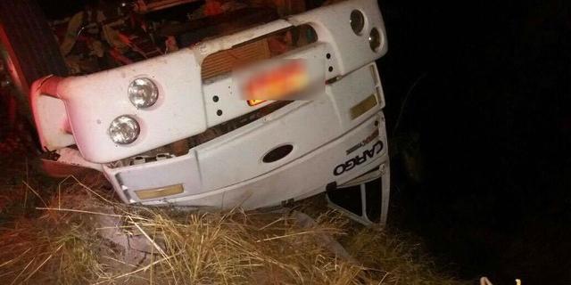 Batida entre ônibus e caminhão, no cruzamento das rodovias MG-223 e MG-413, deixou 27 feridos (Divulgação Corpo de Bombeiros)