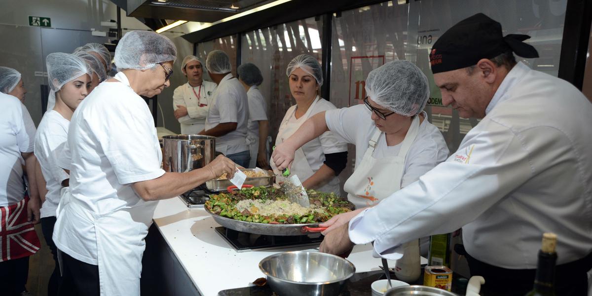 As vagas para auxiliar de cozinha pagam mais de R$ 1.4 mil na carteira, mais benefícios (Omar Freire/Imprensa MG)
