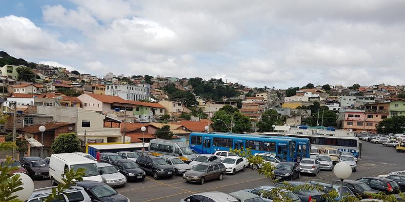 Foto de um dos pátios do Detran: local onde ficam parte dos veículos e motos que vão a leilão (PBH/Divulgação)