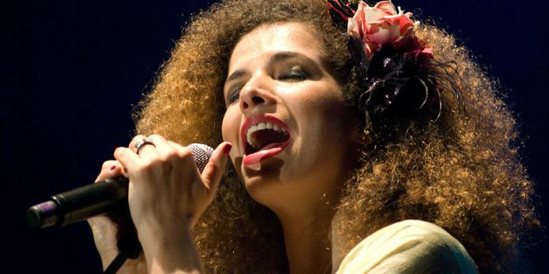 Flores em Vida, interpretada por Vanessa da Mata, é a música nacional mais tocada nos últimos 10 anos (Divulgação)