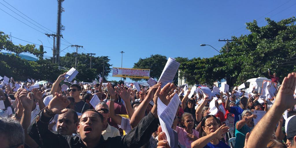 Carteiras de Trabalho sempre são levadas à celebração, para que sejam abençoadas (Paulo Henrique Silva / arquivo Hoje em Dia)