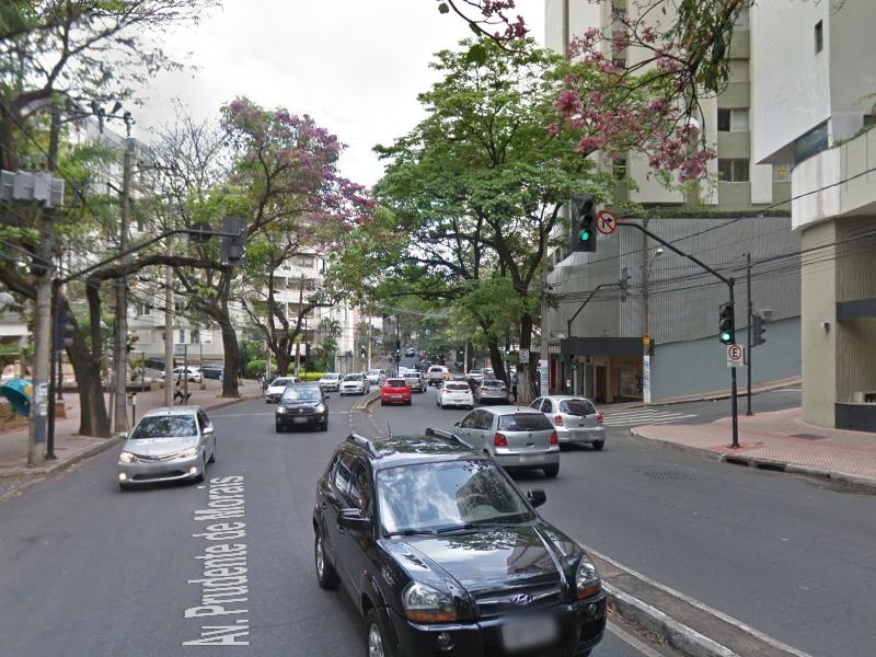 Carro bate em ônibus e capota na avenida Prudente de Morais, na capital