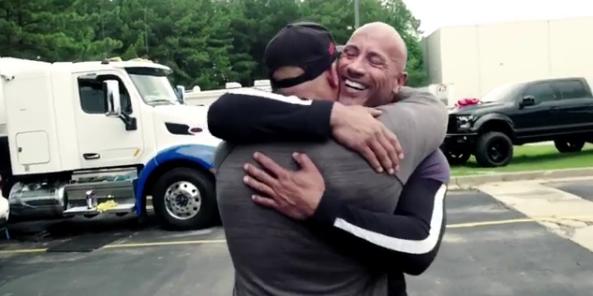 The Rock presenteia seu dublê há 17 anos com carro: 'Um irmão'; veja vídeo