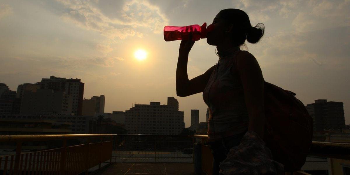Baixa umidade do ar causa riscos à saúde. É importante se hidratar bem. (Hoje em Dia)