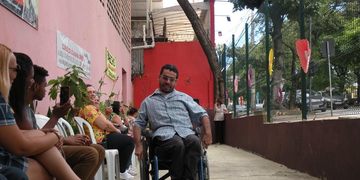 (Coletivo Naftalina )