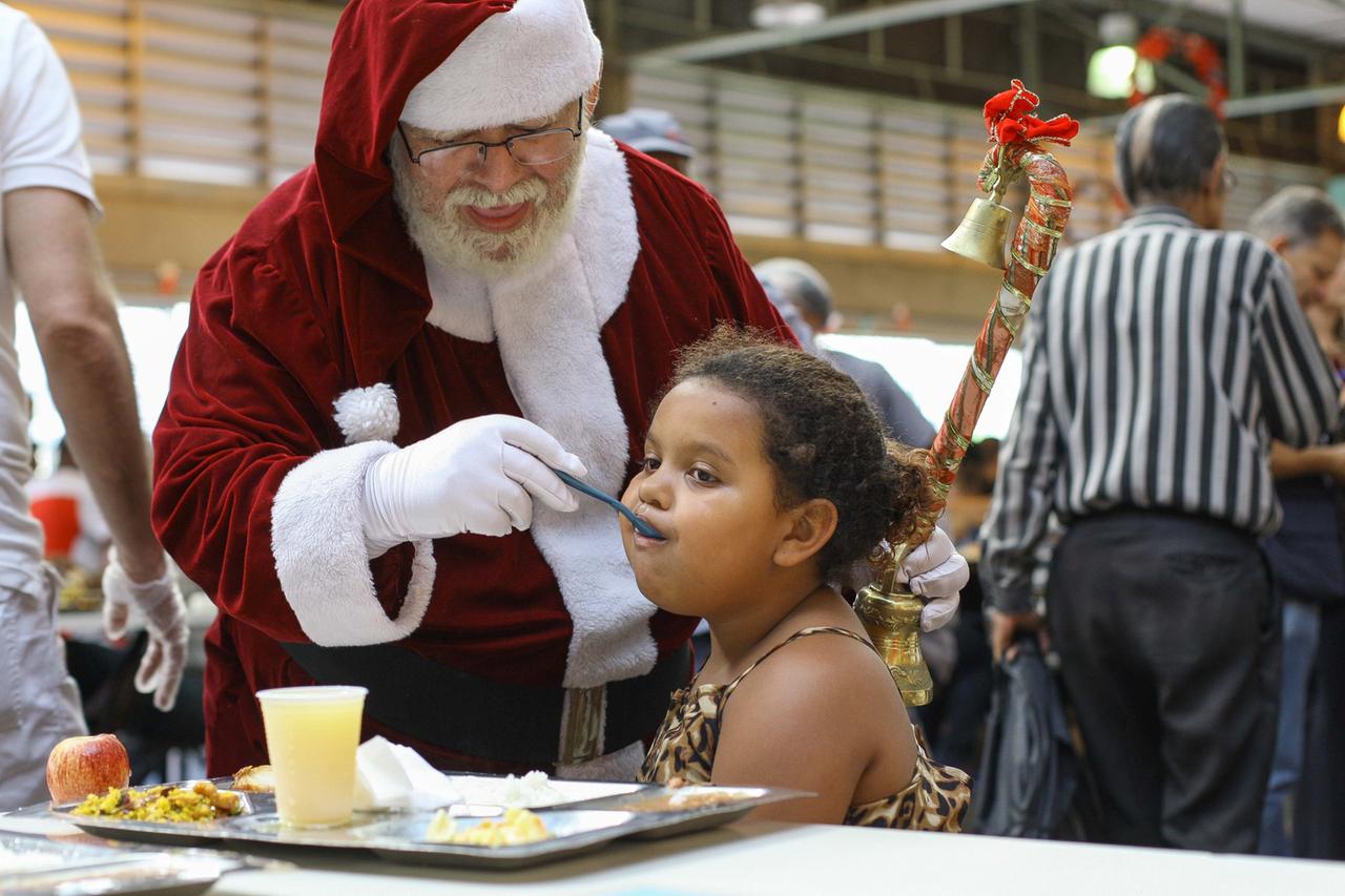 Almoço de Natal gratuito no restaurante popular de BH reúne milhares de pessoas Almoço de Natal gratuito no restaurante popular de BH reúne milhares de pessoas