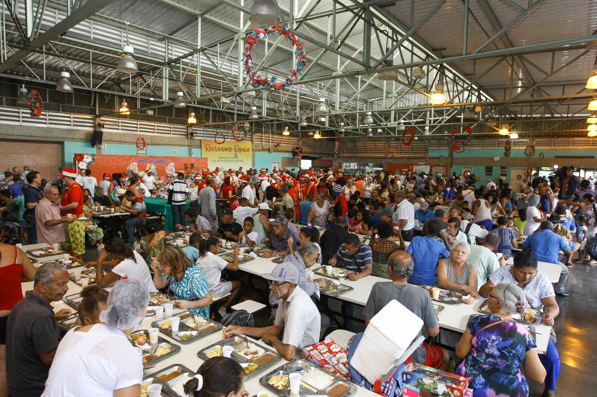 Almoço de Natal gratuito no restaurante popular de BH reúne milhares de pessoas Almoço de Natal gratuito no restaurante popular de BH reúne milhares de pessoas