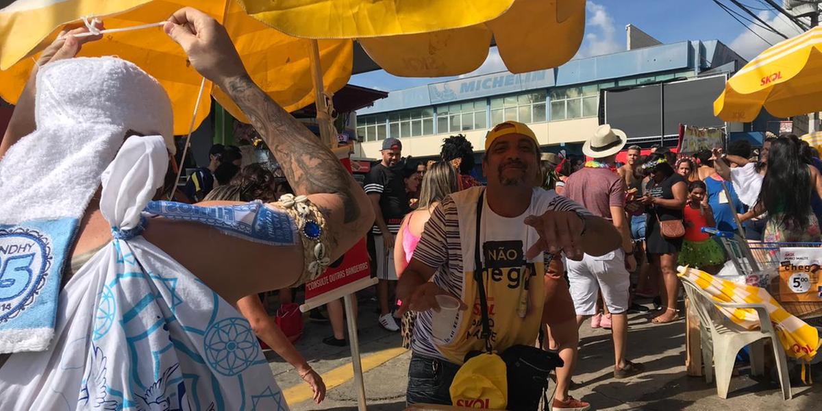 Folião deve procurar beber muita água para se hidratar no Carnaval, especialmente nos dias mais quentes (Guilherme Piu / arquivo Hoje em Dia)