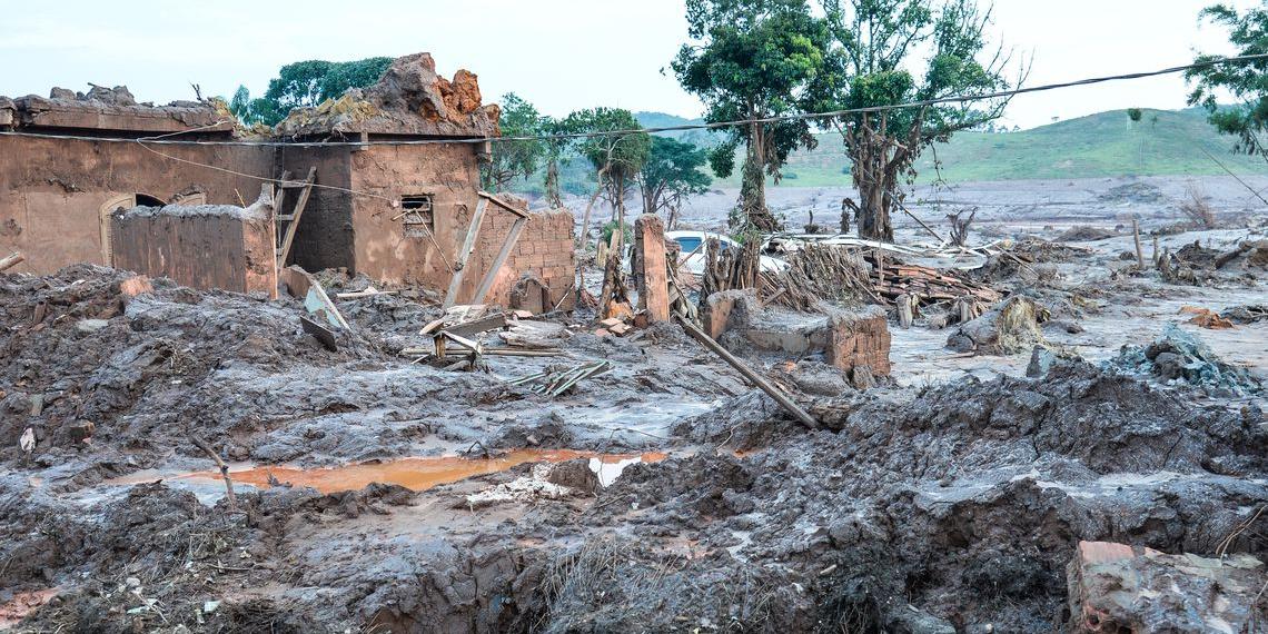 Rompimento da barragem ocorreu no dia 5 de novembro de 2015. Cerca de 39 milhões de metros cúbicos de rejeitos (Antonio Cruz/ Agência Brasil)