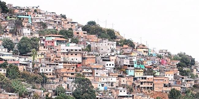 Durante a abordagem policial, o suspeito tentou escapar pulando telhados de casas vizinhas, mas logo foi contido (Arquivo Hoje em Dia )