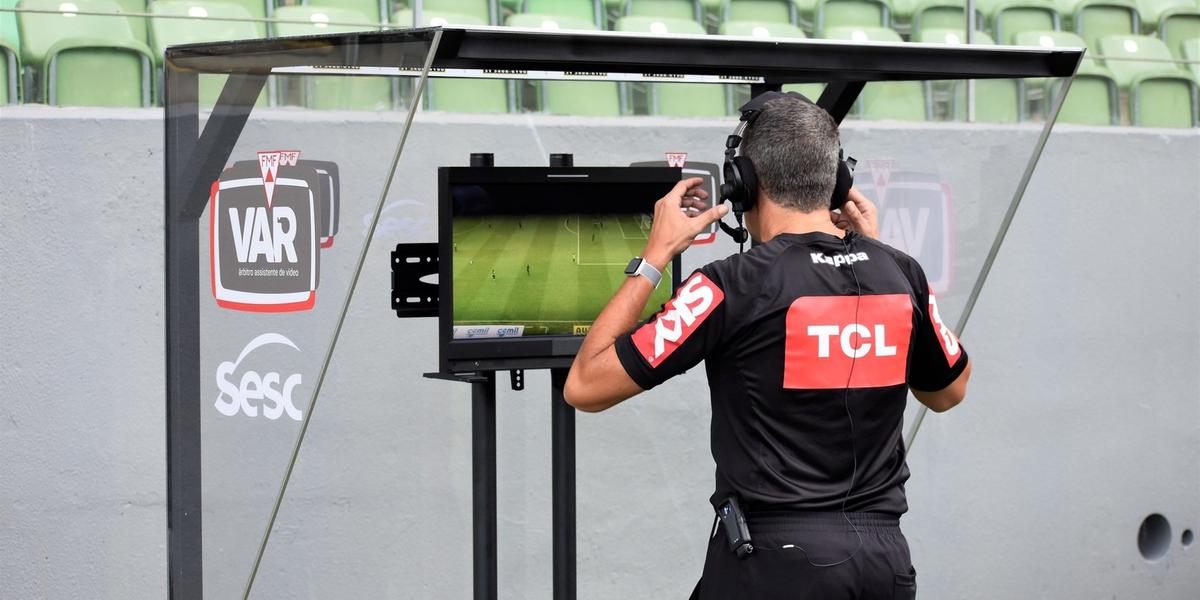 Atualmente, o árbitro de vídeo é utilizado apenas nas fase semifinal e final do Estadual (Daniel Hott/América)